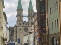 Meininger Stadtkirche und im Vordergrund unser Hotel