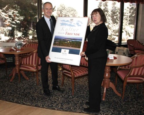 Kerstin Kassner, chairwoman of the Putbus Theater Association, and the director of the Cliff Hotel, Peter Schwarz, agree:<br> Culture needs friends.